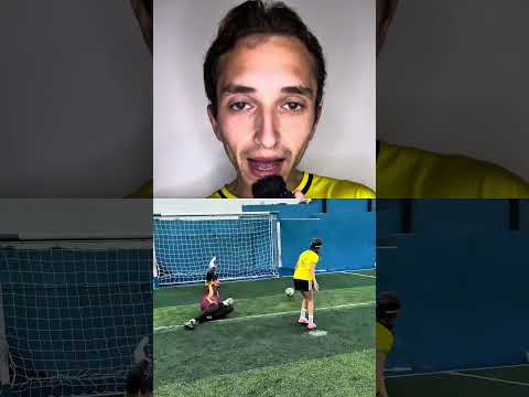 PORTIERE IMPAZZITO LANCIA UN GUANTO VERSO IL PALLONE PER SALVARE UN GOL ?? thumbnail