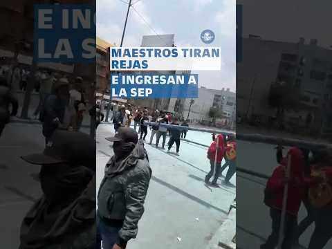 Maestros de la CNTE derriban reja y toman sede de la SEP en Avenida Universidad #shorts thumbnail