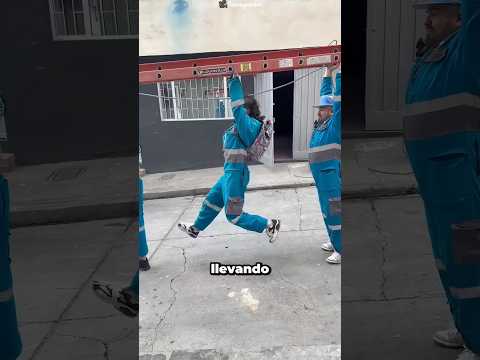 Estos Bomberos Nunca Llegarán Al Incendio 😧 thumbnail