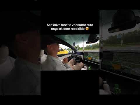 Self drive functie voorkomt ongeluk door rood rijden! Had Myron dit maar op de Lamborghini urus 😅😂 thumbnail