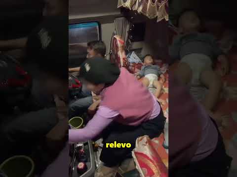 Toda Esta Familia De Japón Trabaja En Un Camión 😲 thumbnail