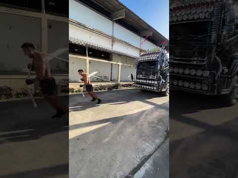 ใหญ่กว่านี้ มีไหมครับ🚚 #Shorts | Buakaw Banchamek thumbnail