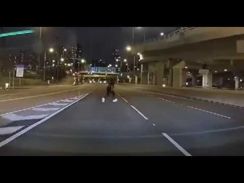 車CAM直擊 - 佢真係癡咗線搵命搏 ? 呢啲位都敢亂過馬路 thumbnail
