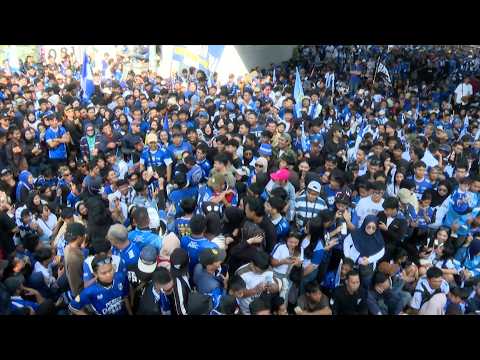 Membiru! Para Bobotoh Sudah Memadati Dari Jam 4 Subuh Sambut Arak-Arakan! | Pawai Per5ib Juara thumbnail