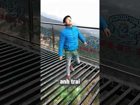 Cây Cầu Hài Hước Khiến Ai Đi Qua Cũng Phải "Đỡ Lấy Em"! 🤣 thumbnail