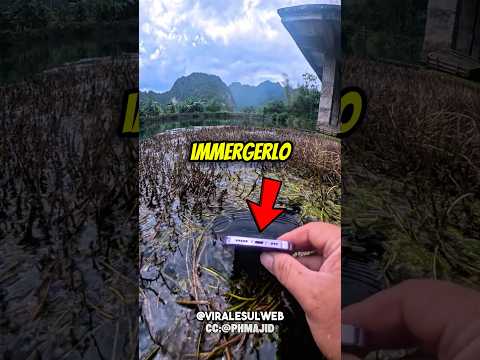 Ha MESSO il telefono nell’acqua SPORCA,e sotto…😱 #shorts thumbnail