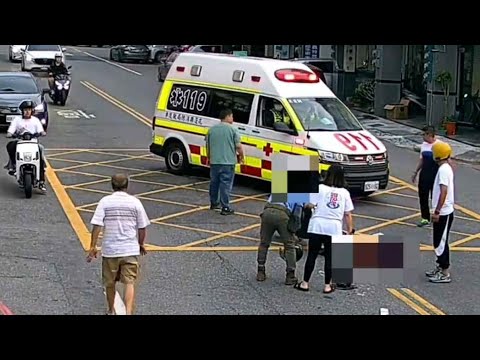 【車禍影片】老夫妻牽手過馬路... thumbnail