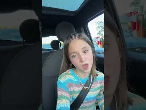 Voi cosa fate nel traffico?? Mammagiulia e FIGLIACHIARA ballano thumbnail