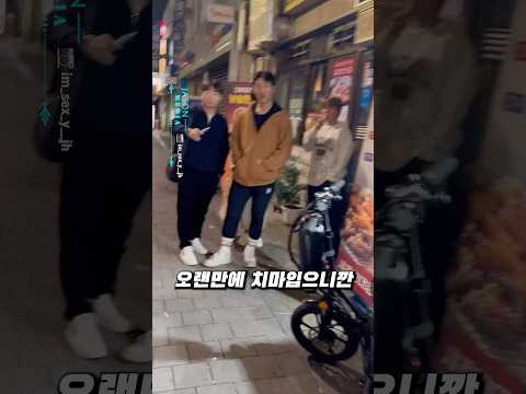 레슬링 하던 여자 대학생이 처음으로 치마를 입어봤다 thumbnail