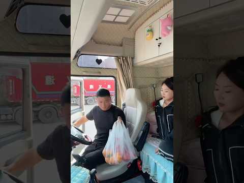 Chồng chuẩn bị trái cây cho vợ ăn trên xe trong chuyến hàng đường dài hôm nay #truckdriver #trucking thumbnail