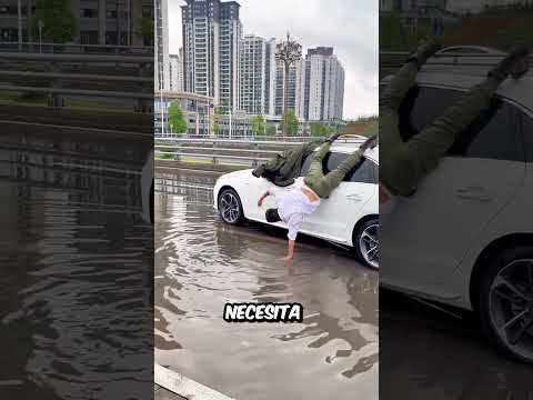 Este CHICO hizo ALGO INCREIBLE para llegar HASTA su COCHE sin MOJARSE thumbnail