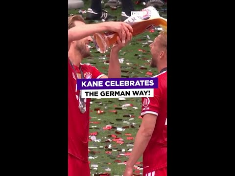 Kane in full celebration mode with the beer showers! ?? #beINSPORTS #Bundesliga #shorts thumbnail
