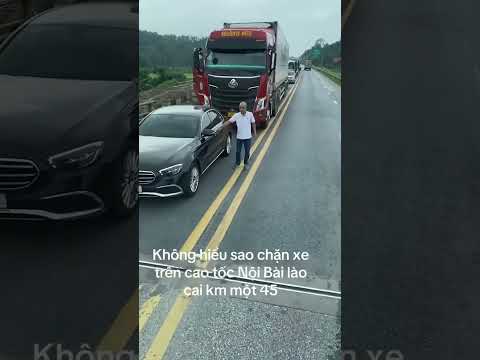 Đang xôn xao: Xe con chặn đầu xe container trên cao tốc Nội Bài-Lào Cai khiến cả đoạn đường tắc dài thumbnail