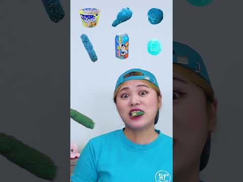 하이유의 랜덤 블루 음식 이모지 먹방 Random blue food Chicken EATING SHOW Food MUKBANG #shorts | HIU 하이유 thumbnail