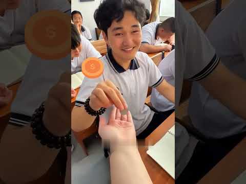 ¡La profesora pidió regalos a sus alumnos! 🎁👩‍🏫 thumbnail