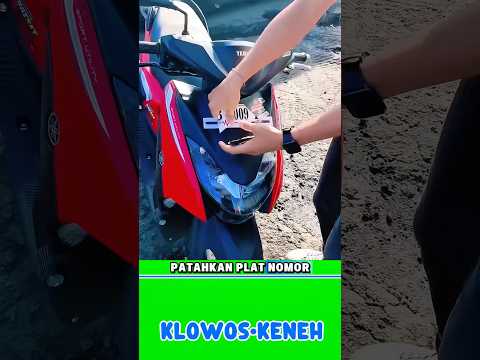 Pria ini patahkan plat motornya akibat terkena razia! #shorts #trending thumbnail