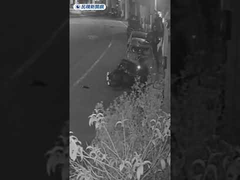 台中深夜驚傳重機自撞　飛起掛上圍籬畫面曝光｜民視新聞｜ thumbnail