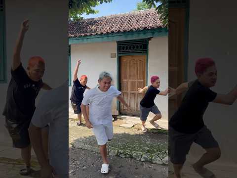 Kalian ada ga temen yg gini juga, anaknya tu suka ngtok ngetok pintu rmah orang #shorts #lucu #kocak thumbnail