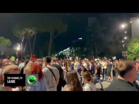 Top Channel/ Mbyllet pas më shumë se 3 orësh protesta për Zvërnecin, qytetarët largohen nga sheshi thumbnail