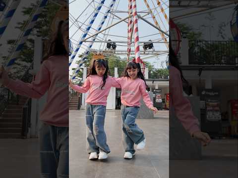 Woahh🤩 Versi Dancenya lebih Seruu!! #kembar #dance #trends #jogetviral #twins #shorts thumbnail