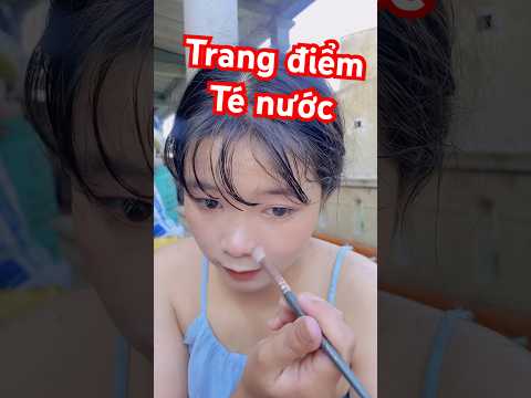 Cô gái trang điểm để đi chơi té nước thumbnail