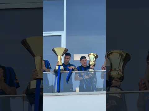 L’Inter si mostra con la nuova maglia al Nike HQ ⚫? E con le coppe del DOUBLE ?? thumbnail