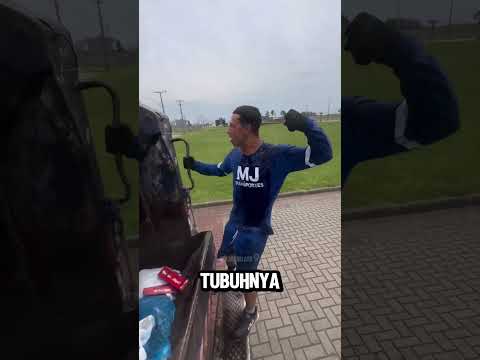 Demi Kota Bersih Pria Ini Rela Salto! thumbnail