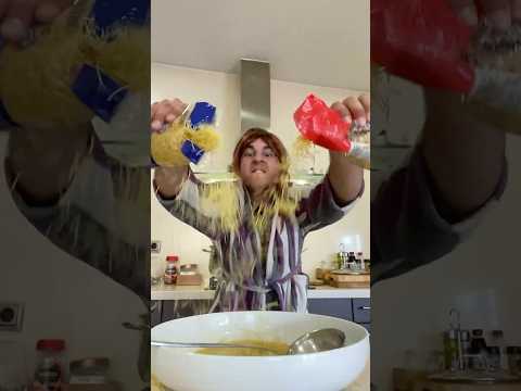 🍽🤤 CUANDO le PEDIAS mas COMIDA a tu MADRE #humor #comediaenespañol #fyp #foryou #viral thumbnail