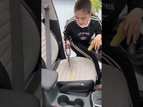 Vật dụng hút bụi không thể thiếu khi ngồi oto ?? #funny #automobile thumbnail