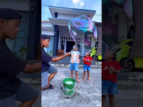 Gelembung Sabun RAKSASA #kreatif #mainan #lucu #unik #seru thumbnail