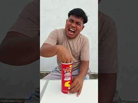 makan keripik pedas tapi enak !!! thumbnail