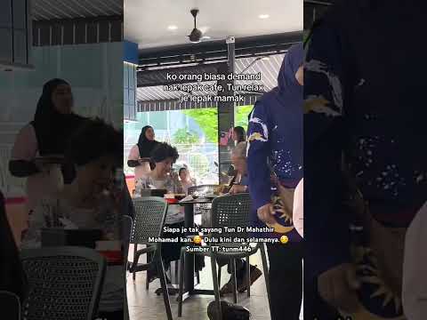 Sweetnya Tun M & isteri lepak kedai mamak.?? thumbnail