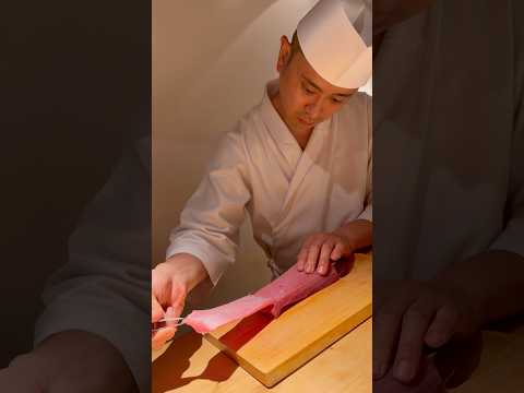 マグロの剥がし 🍣 The art of making Sushi 職人の芸術的な寿司 thumbnail