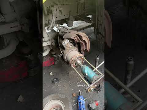 SITRAK Wheel Hub Repair — Dangerous Fault Found in Front Steering Hub thumbnail