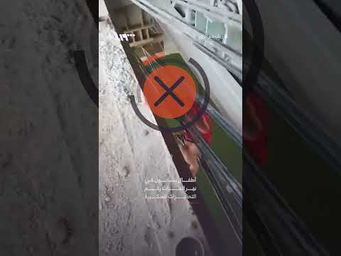 أطفال يسبحون في نهر الفرات بالقرب من جسر العشارة بريف دير الزور thumbnail