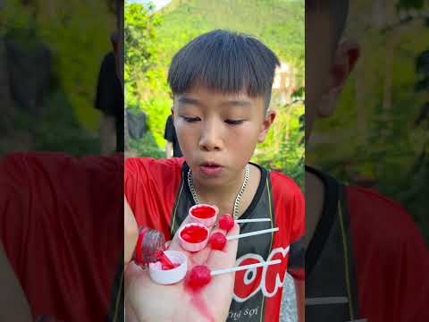 Cô bé ngoan ngoãn ăn kẹo cầu vồng và uống Coca-Cola rất ngon miệng. #vui #kẹo #thứcăn #dễthương thumbnail