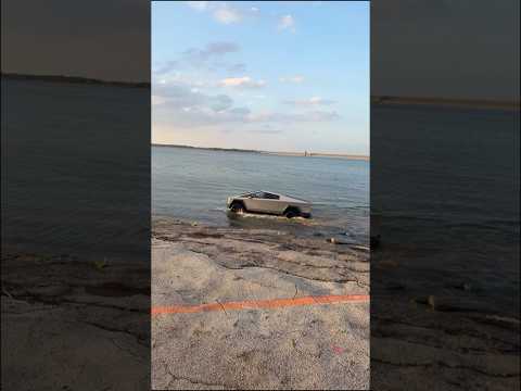 Tesla Cybertruck zinkt tijdens 'watertest' | RTL Nieuws thumbnail