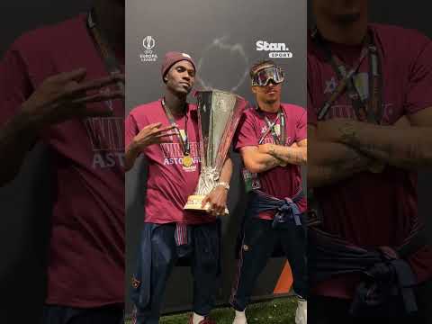 Aston Villa pose with the Europa League trophy ?? #UEL #AstonVilla thumbnail