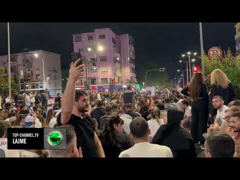 Top Channel/ Protestuesit “stacionohen” te 21 dhjetori, mbahet 1 minutë heshte për policin e vrarë thumbnail