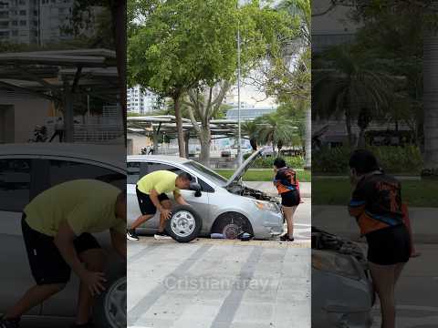 El carro 🚙 sin llanta 🛞 / broma #funny #viralvideo #humor #comedia #prank thumbnail