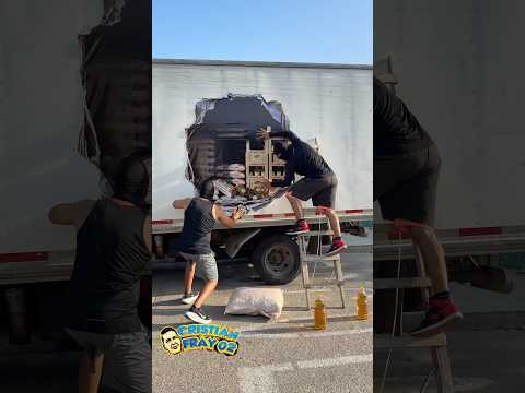 El camión 🚛 saqueado / arroz y aceite desvalijado  😆 #viralvideo #funny #prank thumbnail