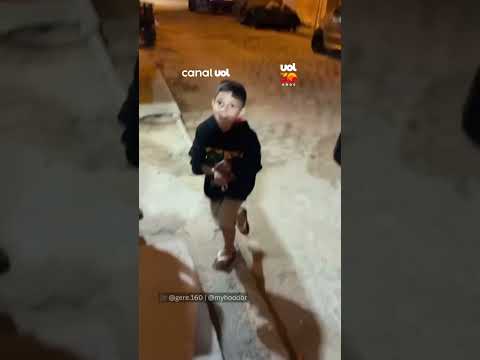 Criança debocha de policiais, mas se desespera quando viatura retorna thumbnail