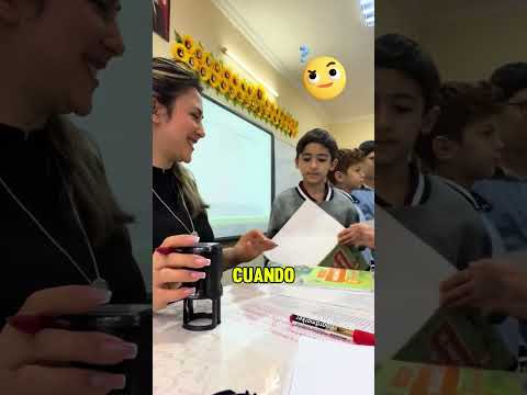 ¡La profesora está revisando las tareas! 📚👩‍🏫 thumbnail