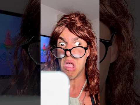 CUANDO tu MAMÁ te REVISA el MÓVIL…📲👀 #humor #comedia #memes thumbnail