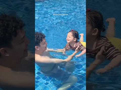 PERTAMA KALI DEDE PIUW BELAJAR BERENANG?? 🏊‍♀️ #piuwfamily #familychannel #familyvlog #familyvideo thumbnail