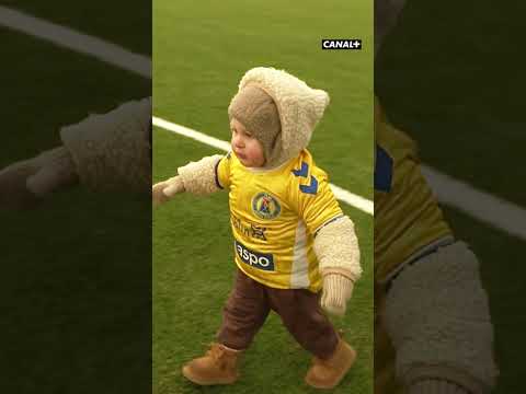 JAKI OJCIEC, TAKI SYN! ⚽😅 DZIECKO KAROLA CZUBAKA ROBI SHOW NA MURAWIE! thumbnail