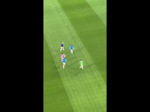 La EMOCIÓN de la AFICIÓN del RAYO en el calentamiento de su PRIMERA FINAL EUROPEA thumbnail