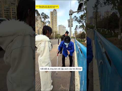 Ông lão leo trèo cực đỉnh lấy túi xách cho cô gái #shorts thumbnail