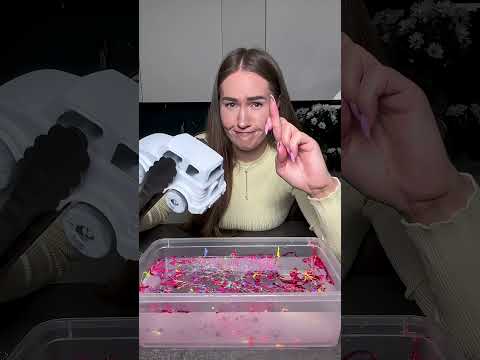 Ona maluje samochód w wodzie thumbnail