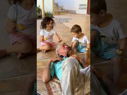 Ce grand-père partage un moment précieux avec ses petits-enfants thumbnail
